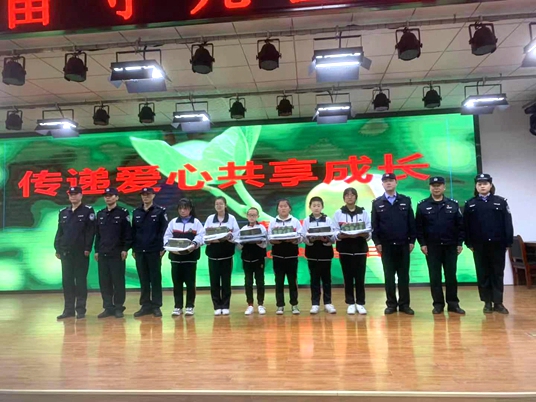 4月20日，澄城公安走进校园开展“警校联手 传递爱心 共享成长”主题党建志愿服务活动。