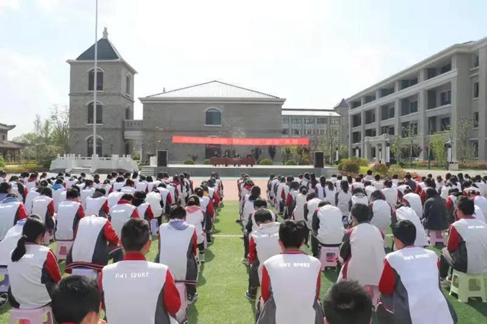 近日，富平法院干警走进百年名校立诚中学，以“《民法典》宣讲进校园 让青少年与法同行”为主题，为全体在校师生讲解《民法典》知识。