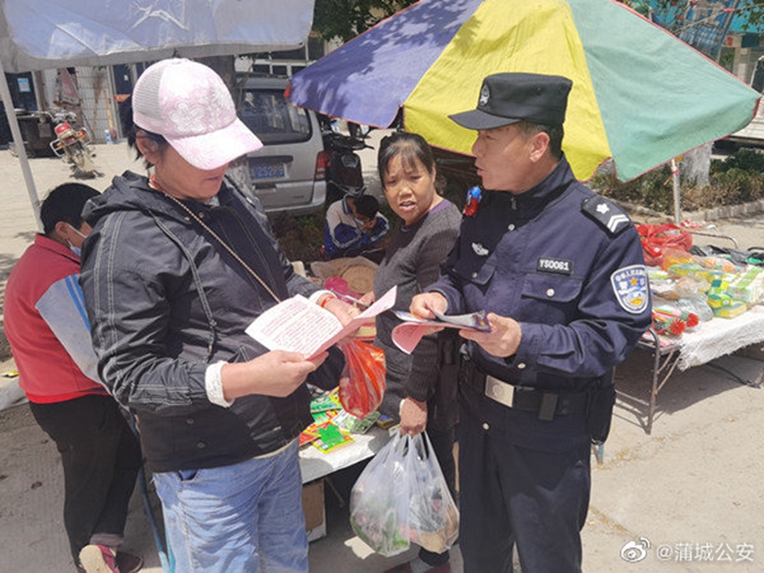 近日，蒲城公安龙阳派出所民警利用乡镇集会开展了电信诈骗宣传活动。