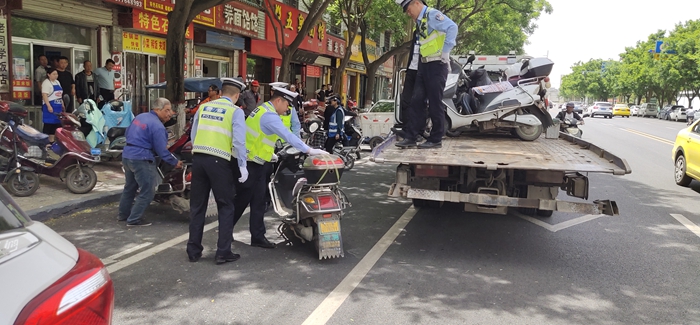 5月6日，大荔交警大队城区中队持续开展城区道路交通秩序整治行动。