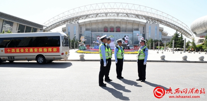 5月8日，渭南市公安局交警支队举行十四运会足球测试赛交通安保演练。记者 冯天丽摄