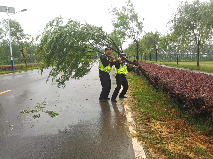 5月15日，华州交警赤水中队民警对辖区各路段逐一排查，确保路面安全畅通。