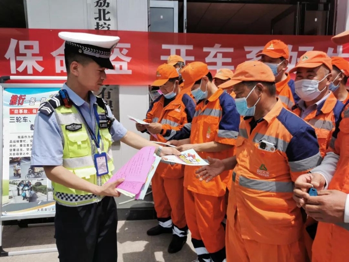 大荔交警对环卫工人进行交通安全宣传。