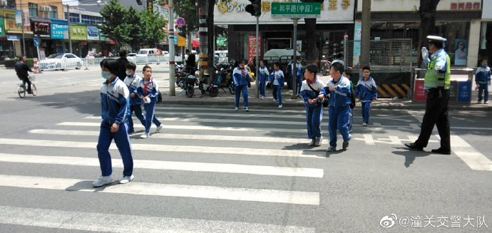 潼关交警坚守护学护岗，共筑平安放学路。