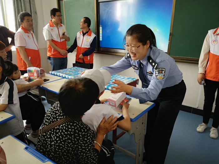 合阳县金水派出所民警为孩子们送上爱心书籍、文具和生活用品。