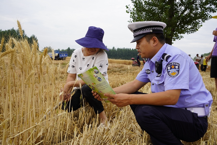 6月9日，华州交警深入辖区老西潼公路沿线田间地头开展“三夏”期间美丽乡村行交通安全宣传活动。