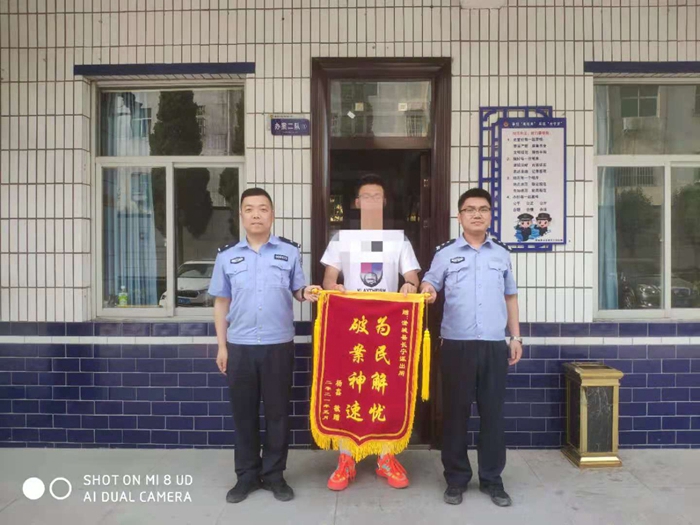 6月8日，杨先生带着一面锦旗来到澄城县公安局长宁派出所，感谢民警帮他追回失窃几个月的电动车。