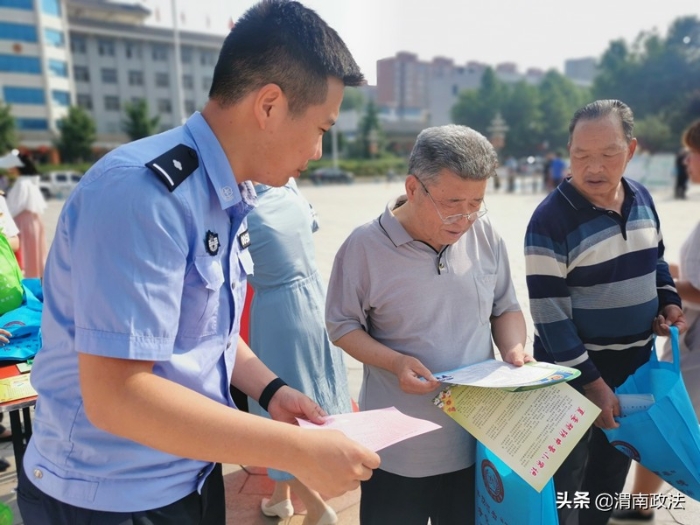 尚俭崇信 守护阳光下的盘中餐 渭南市公安环食药侦部门积极开展食品安全周宣传活动（组图）