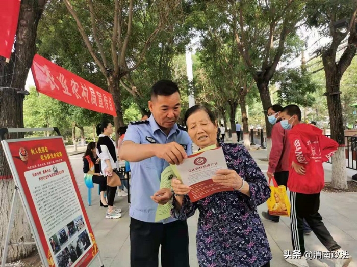 尚俭崇信 守护阳光下的盘中餐 渭南市公安环食药侦部门积极开展食品安全周宣传活动(组图)