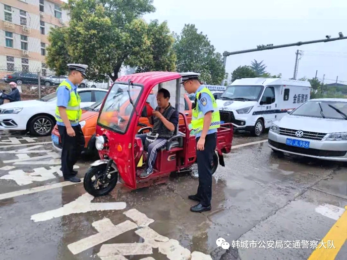 韩城公安交警雨天执勤。