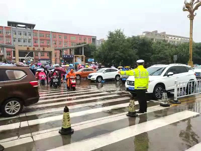 华州交警雨中坚守“护学岗”，为学生撑起“平安伞”。
