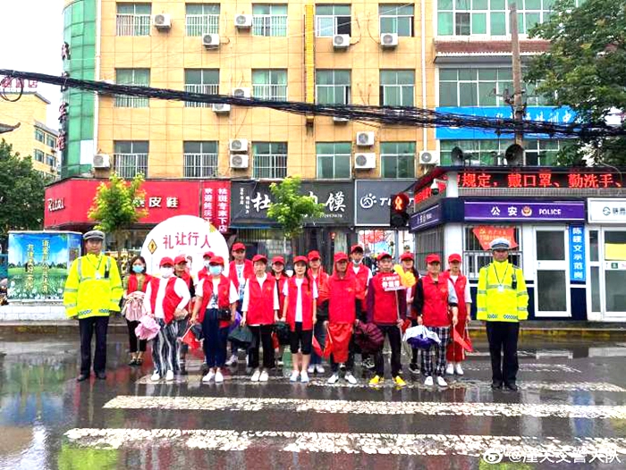 6月16日，潼关交警城区中队民警联合鸿运驾校志愿者在北十字开展文明劝导活动。