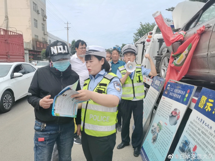 白水交警深入西固街头积极开展“一盔一带”交通安全主题宣传。