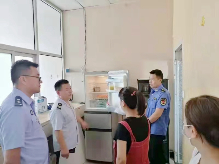 华阴市公安局环食药侦大队联合相关部门开展安全检查.