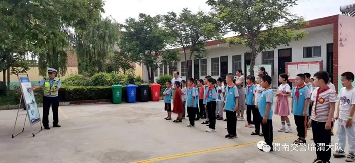 近日，临渭交警大队故市中队走进官底镇姜家村小学，为全校师生上了一节交通安全课。