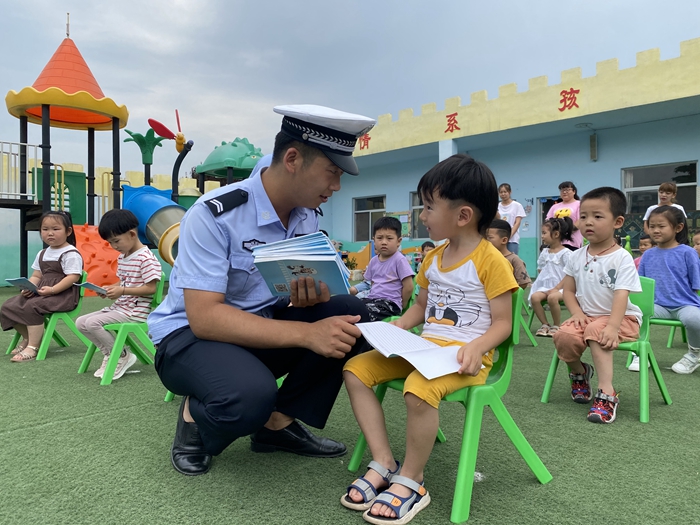 6月29日，韩城市交警大队法督中队联合新城中队走进艺童幼儿园开展交通安全宣教活动。