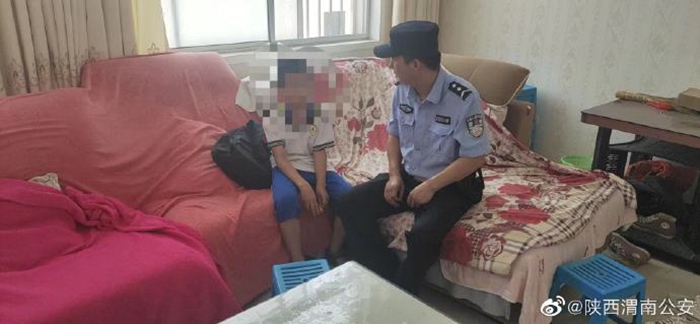 “熊孩子”躲沙发下睡觉，父母报警“忙坏了”警察。