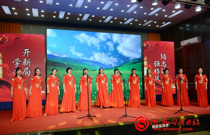 6月29日晚，富平县人民法院举办了“永远跟党走，奋进新时代”庆七一表彰大会暨文艺晚会。记者 杨大君 摄1
