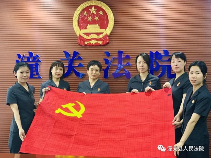 潼关法院党支部号召全院女法官党员干警利用手中针线，将对党的无限热爱之情绣进党旗。