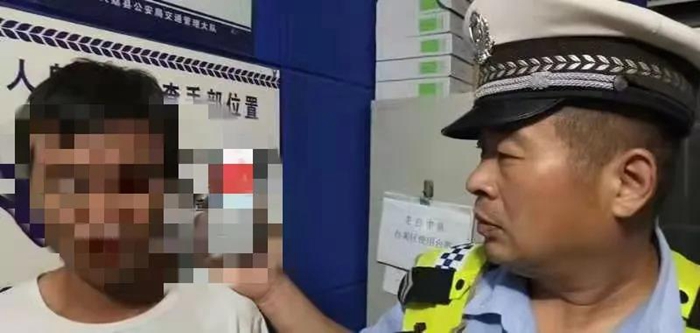 大荔交警羌白中队执勤民警依法查处醉酒驾驶交通违法行为。
