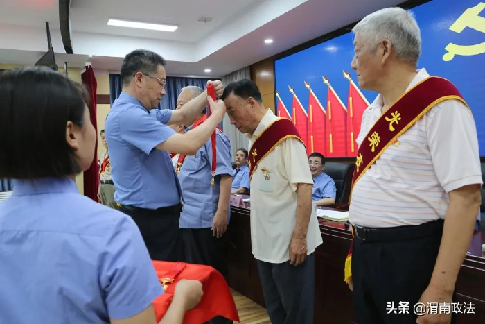 渭南市人民检察院召开“光荣在党50年”纪念章颁发仪式暨“两优一先”表彰大会（图）
