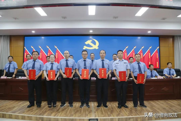 渭南市人民检察院召开“光荣在党50年”纪念章颁发仪式暨“两优一先”表彰大会(图)