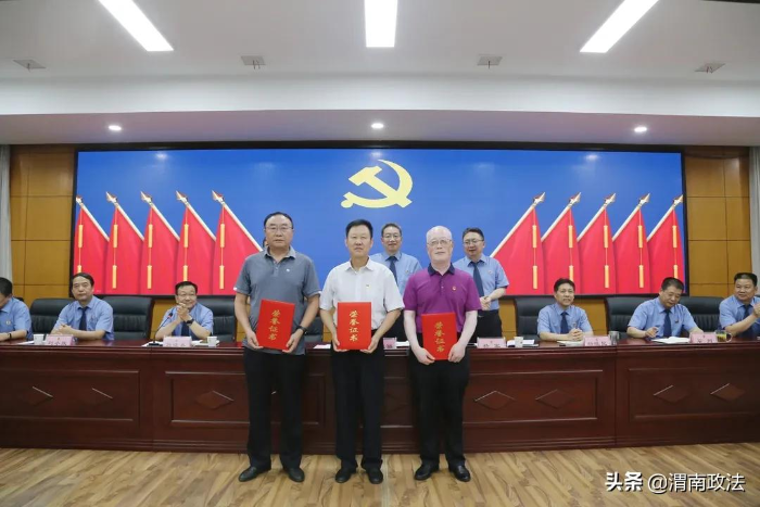 渭南市人民检察院召开“光荣在党50年”纪念章颁发仪式暨“两优一先”表彰大会(图)