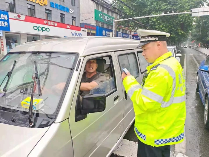 华州交警严查各类交通违法行为..webp