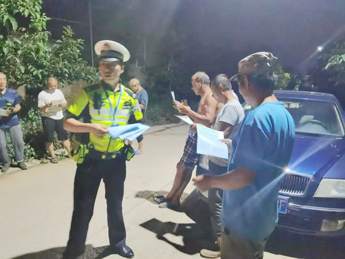 大荔交警大队特勤中队民警走进西埝村为村民宣讲安全知识.