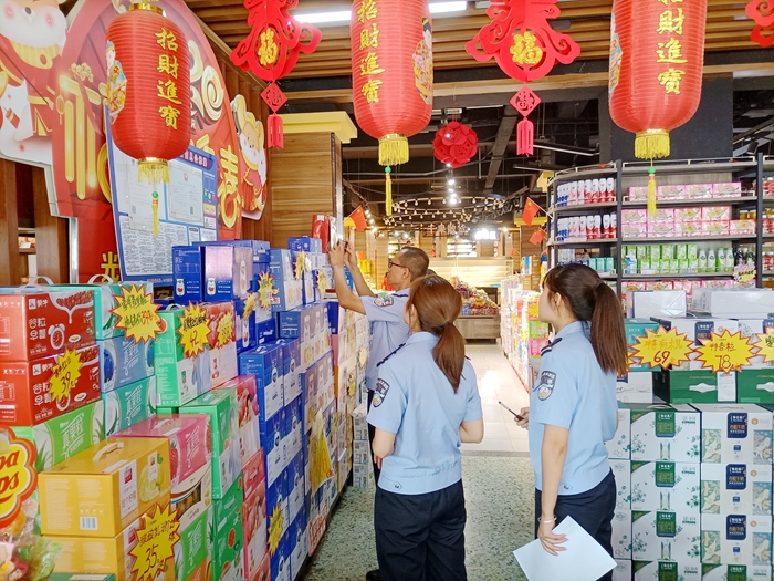 华阴罗敷派出所联合环食药侦大队开展食品药品安全大检查.
