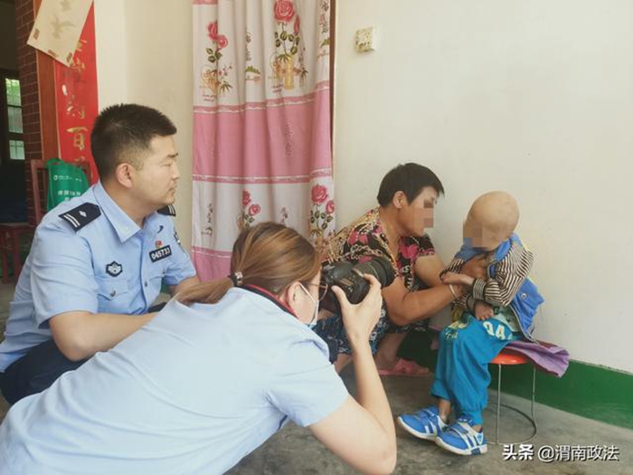 富平公安上门为群众提供办证服务。