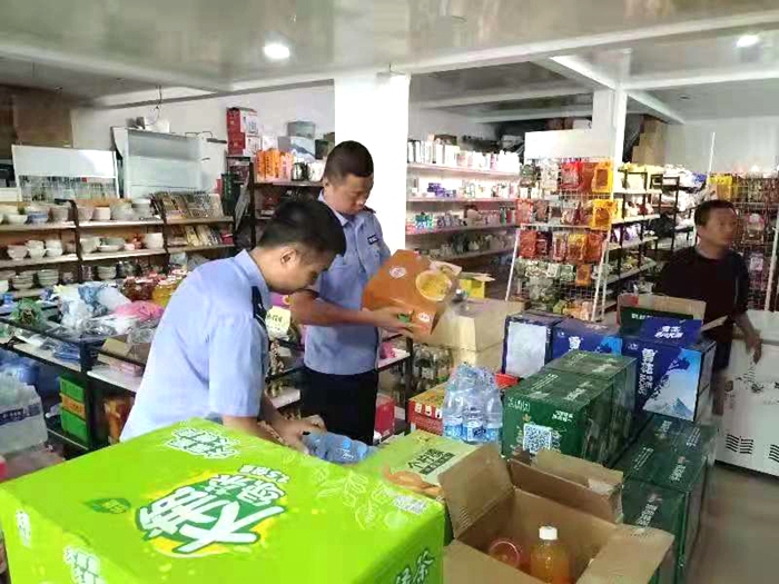 华阴公安华西派出所开展食品药品安全检查。