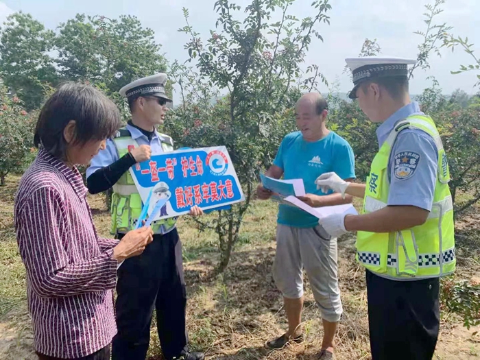 华州交警深入辖区农村花椒地开展“一盔一带”交通安全宣传活动。
