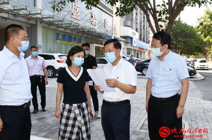 渭南市委常委、政法委书记樊存弟在白水县疫情防控隔离点调研。记者 许艾学摄