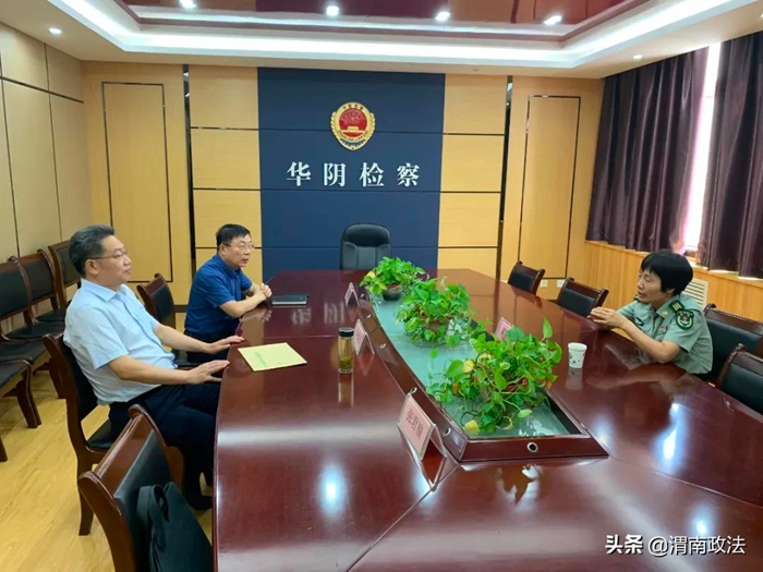 渭南市人民检察院党组书记、检察长李逸强走访驻华阴部队全国人大代表吴颖霞。