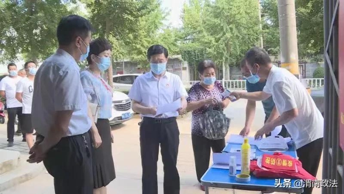 潼关县委副书记、政法委书记唐娴深入一线督导检查疫情防控工作。