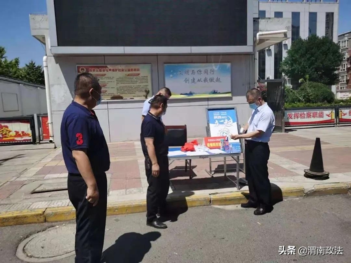 潼关县检察院党组督导检查包联小区疫情防控工作。