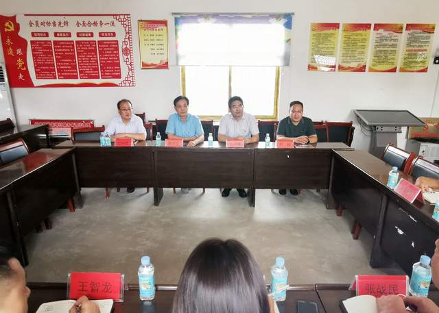  8月10日，渭南市委政法委常务副书记惠中正赴白水县杜康镇张家塬村调研指导乡村振兴和驻村帮扶工作。