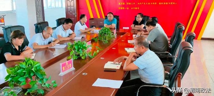 8月27日，渭南中院党组成员、副院长贺军杰深入乡村振兴结对帮扶村白水县西固镇四河村调研指导工作。