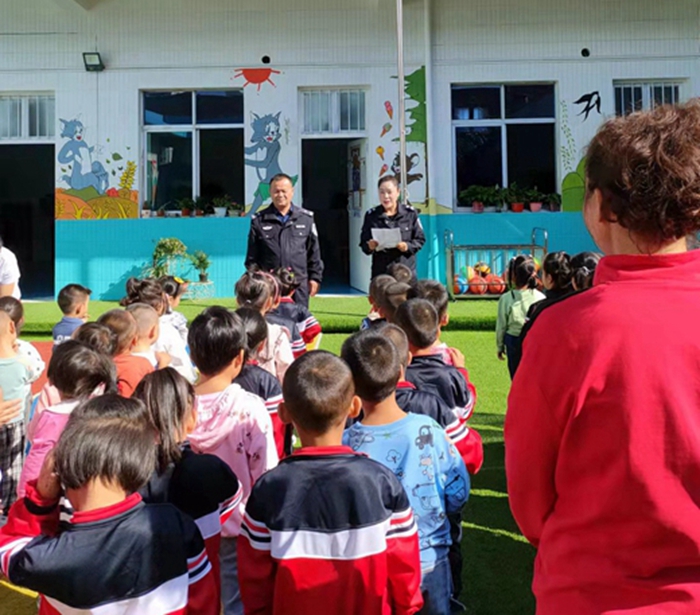 澄城公安法治宣传走进幼儿园，关爱幼儿茁壮成长。