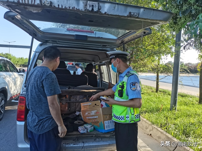 渭南公安交警开展“迎全运、严整治”安全头盔守护行动及异地用警交叉执法活动（图）