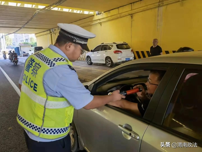 渭南公安交警开展“迎全运、严整治”安全头盔守护行动及异地用警交叉执法活动(图)