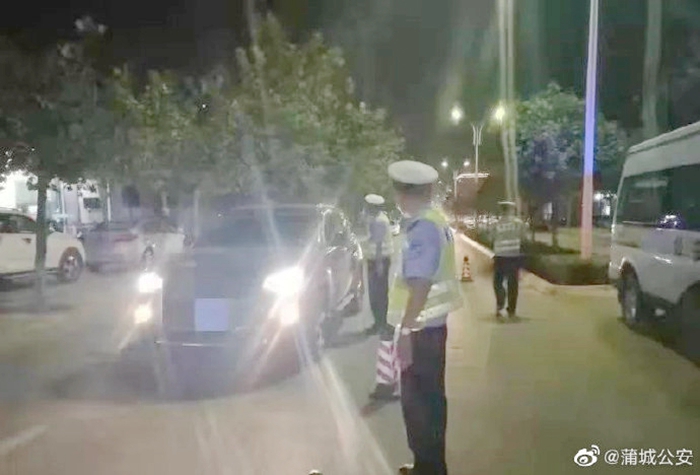 蒲城公安交警组织开展交通违法行为夜查行动。