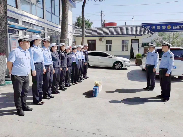 白水公安交警领导班子中秋慰问一线执勤民警。