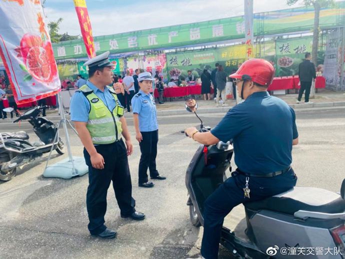 9月22日，潼关交警城区中队民警在通往“丰收节”主会场主要路口和周边道路设卡疏导交通和维护交通治安秩序，引导车辆有序通行。