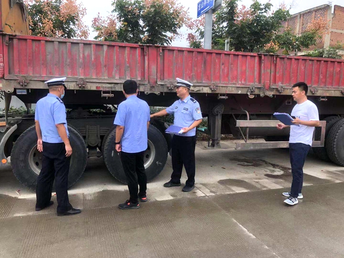 华州交警车管所联合多部门开展重点企业安全大检查。