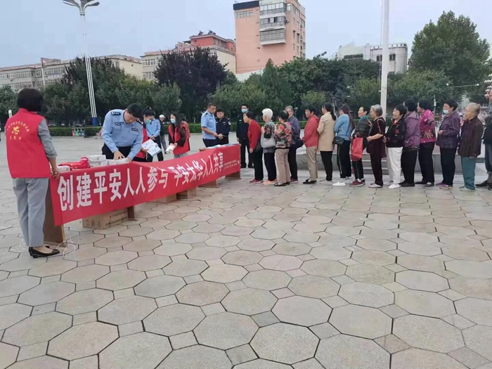 9月23日上午，华阴市公安局城关派出所联合太华办工作人员在市政府广场集中开展了“平安建设”宣传活动。