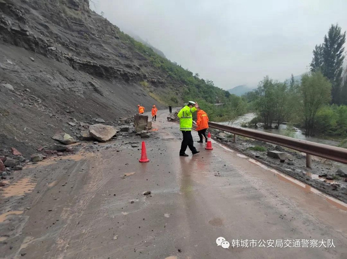 韩城公安交警强化雨天隐患排查，确保道路交通安全。