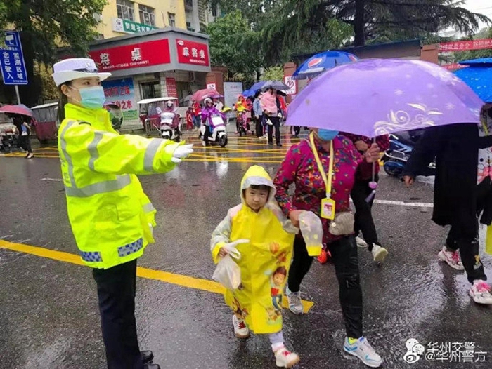 华州交警雨天执勤守平安。