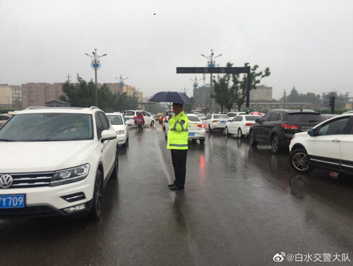 白水公安交警雨中执勤保平安。